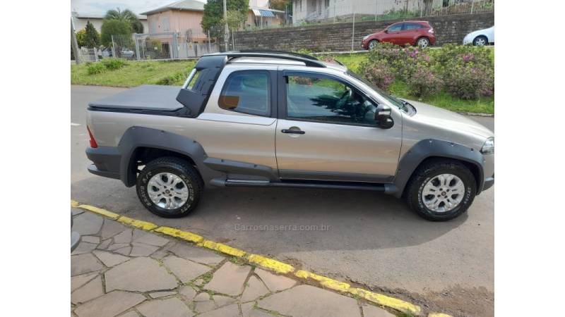 FIAT - STRADA - 2011/2012 - Bege - R$ 55.000,00