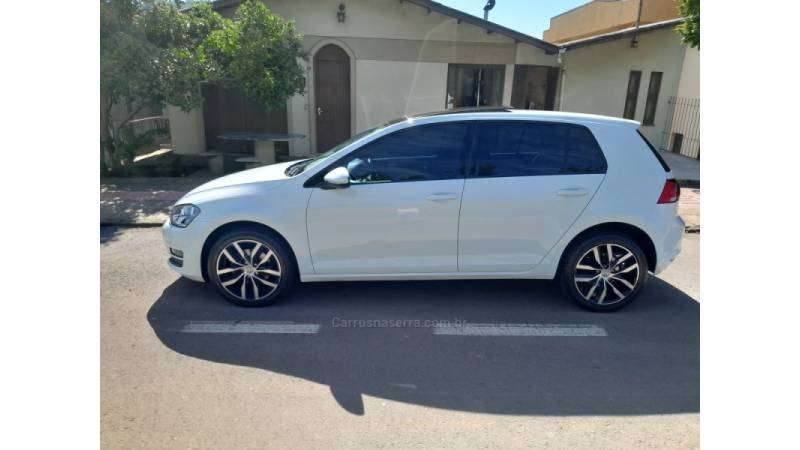 VOLKSWAGEN - GOLF - 2014/2015 - Branca - R$ 76.000,00