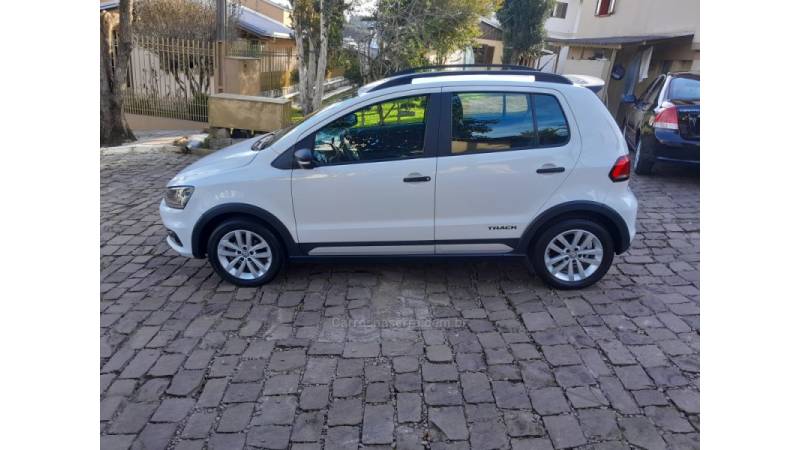 VOLKSWAGEN - FOX - 2015/2016 - Branca - R$ 53.900,00