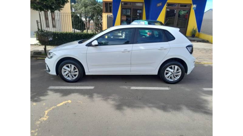 VOLKSWAGEN - POLO - 2023/2023 - Branca - R$ 71.900,00