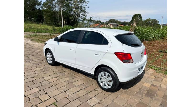 CHEVROLET - ONIX - 2014/2015 - Branca - R$ 49.500,00