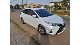 TOYOTA - YARIS - 2022/2023 - Branca - R$ 90.900,00