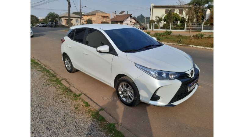 TOYOTA - YARIS - 2022/2023 - Branca - R$ 95.000,00