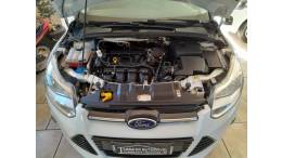 FORD - FOCUS - 2014/2015 - Branca - R$ 56.900,00