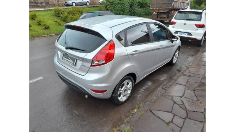 FORD - FIESTA - 2014/2015 - Prata - R$ 46.900,00