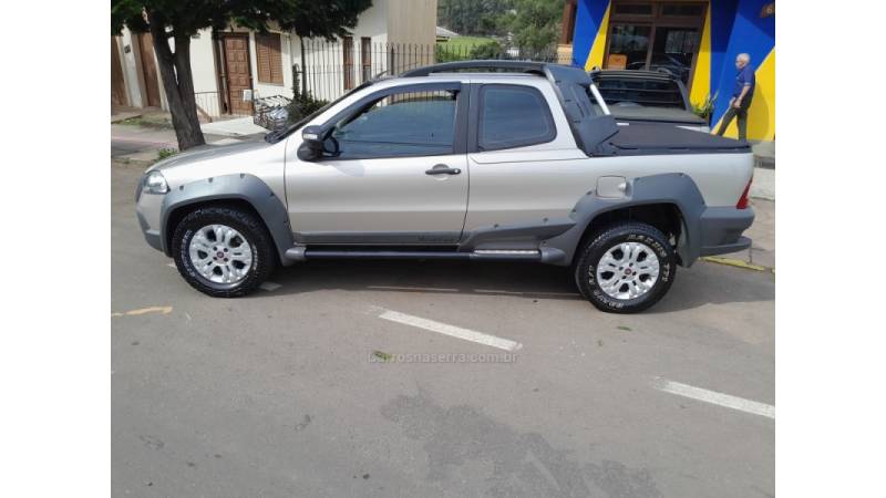 FIAT - STRADA - 2011/2012 - Bege - R$ 55.000,00