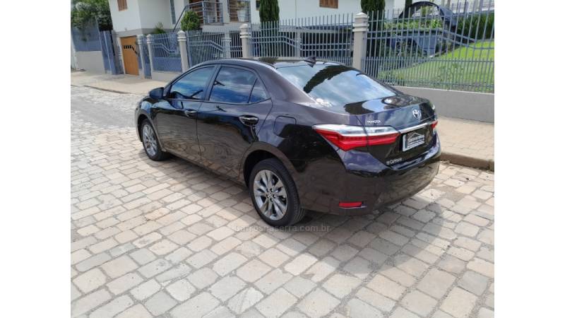 TOYOTA - COROLLA - 2018/2018 - Marrom - R$ 105.900,00