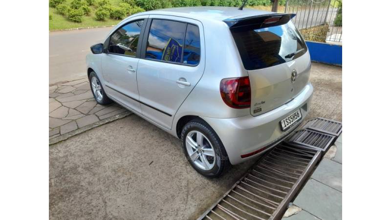 VOLKSWAGEN - FOX - 2011/2012 - Prata - R$ 30.900,00