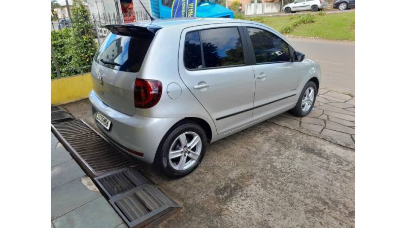 VOLKSWAGEN - FOX - 2011/2012 - Prata - R$ 30.900,00