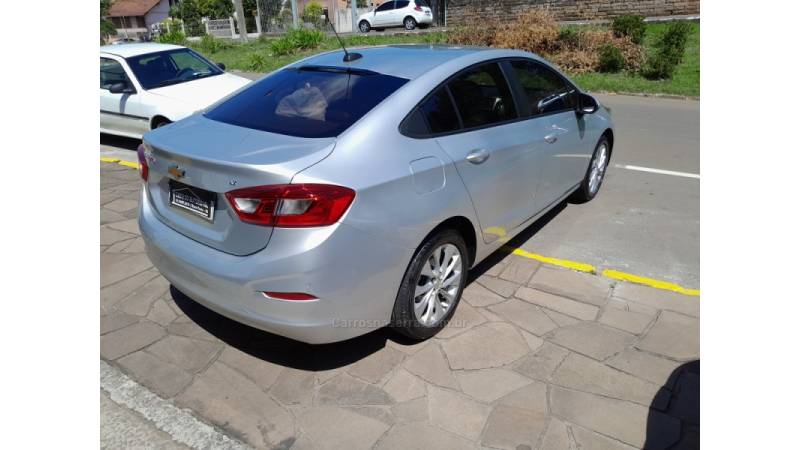 CHEVROLET - CRUZE - 2017/2018 - Prata - R$ 84.900,00