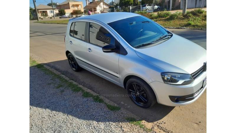 VOLKSWAGEN - FOX - 2011/2012 - Prata - R$ 30.900,00