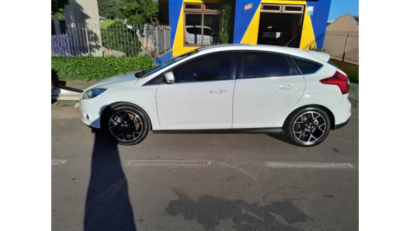 FORD - FOCUS - 2014/2015 - Branca - R$ 56.900,00