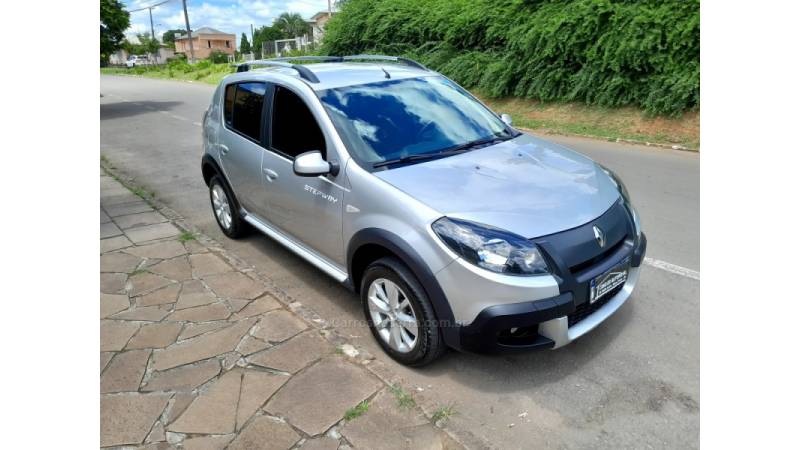 RENAULT - SANDERO - 2013/2013 - Prata - R$ 40.500,00