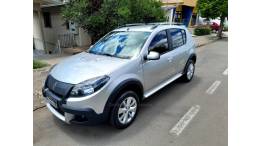 RENAULT - SANDERO - 2013/2013 - Prata - R$ 40.500,00