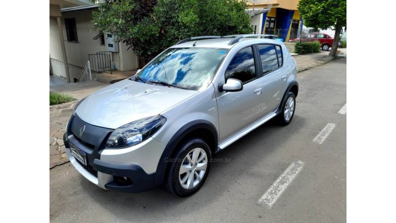 RENAULT - SANDERO - 2013/2013 - Prata - R$ 40.500,00