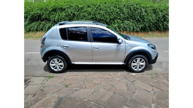 RENAULT - SANDERO - 2013/2013 - Prata - R$ 40.500,00