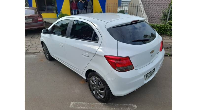 CHEVROLET - ONIX - 2014/2015 - Branca - R$ 49.500,00