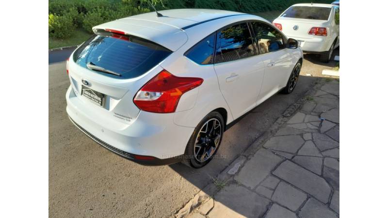 FORD - FOCUS - 2014/2015 - Branca - R$ 56.900,00