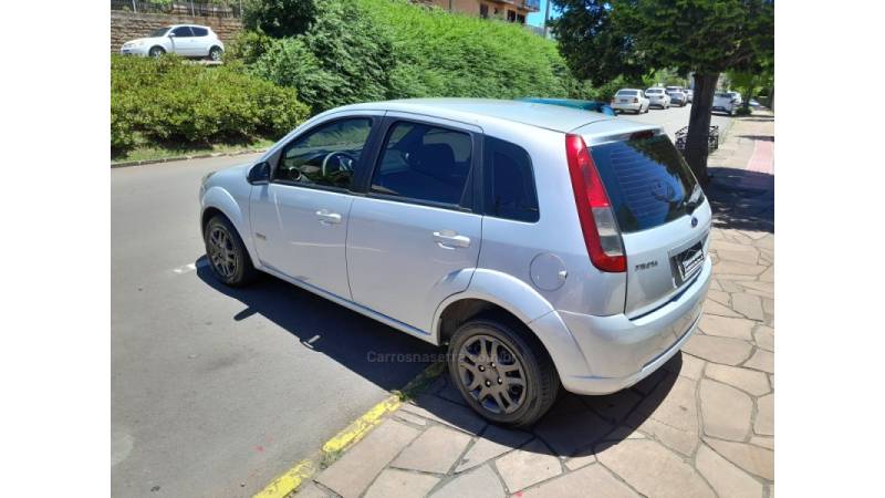 FORD - FIESTA - 2010/2011 - Prata - R$ 31.500,00