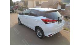 TOYOTA - YARIS - 2022/2023 - Branca - R$ 95.000,00