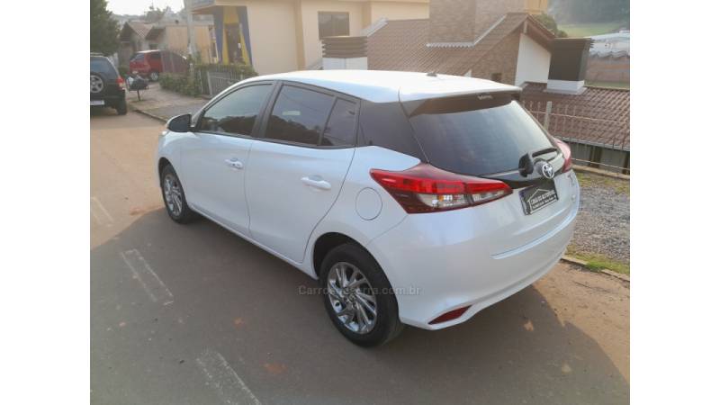 TOYOTA - YARIS - 2022/2023 - Branca - R$ 90.900,00