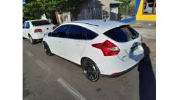 FORD - FOCUS - 2014/2015 - Branca - R$ 56.900,00