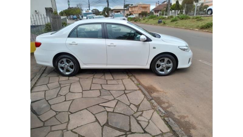 TOYOTA - COROLLA - 2013/2014 - Branca - R$ 74.900,00