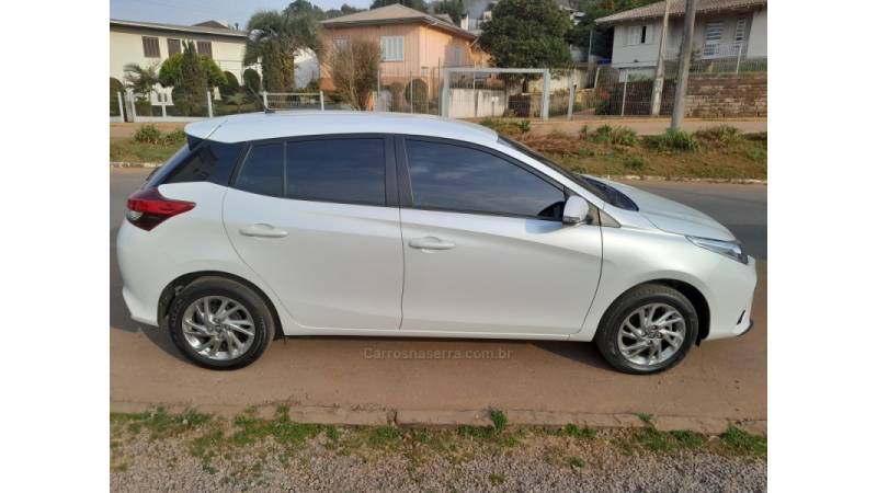 TOYOTA - YARIS - 2022/2023 - Branca - R$ 90.900,00