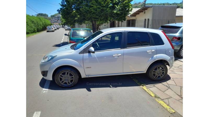 FORD - FIESTA - 2010/2011 - Prata - R$ 31.500,00