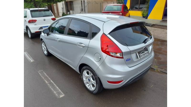 FORD - FIESTA - 2014/2015 - Prata - R$ 46.900,00