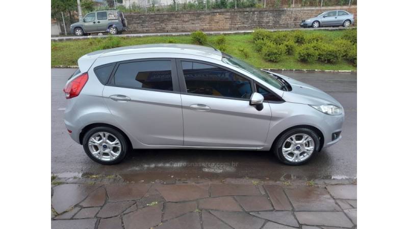 FORD - FIESTA - 2014/2015 - Prata - R$ 46.900,00