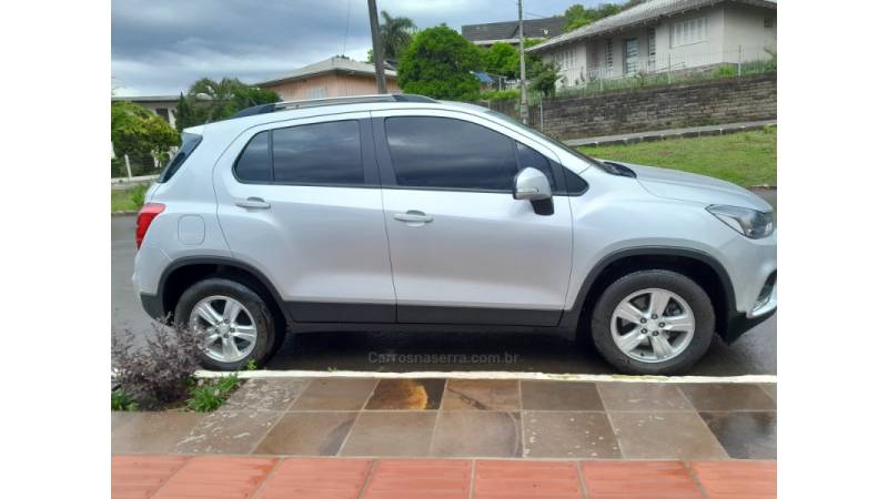 CHEVROLET - TRACKER - 2018/2018 - Prata - R$ 80.000,00