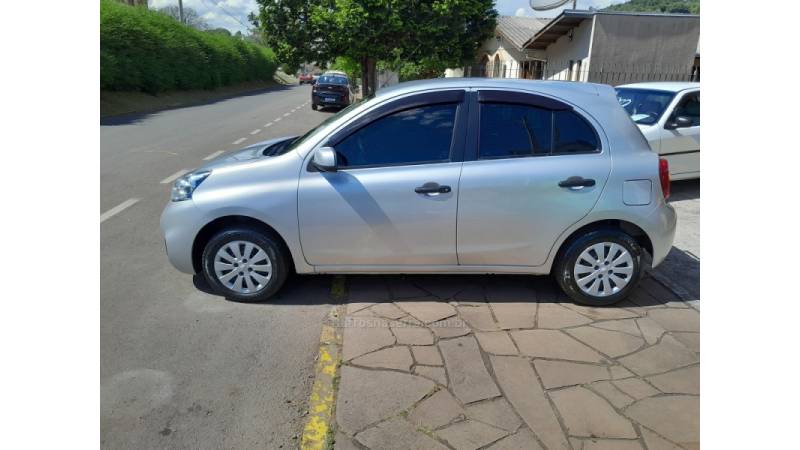 NISSAN - MARCH - 2014/2015 - Prata - R$ 37.900,00