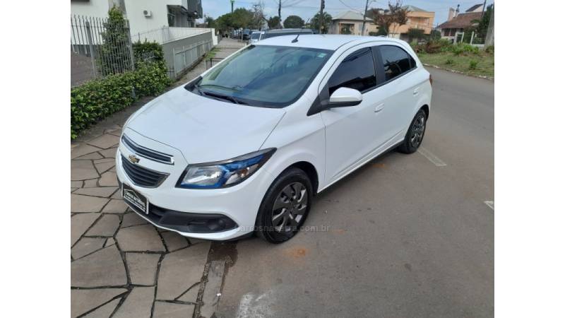 CHEVROLET - ONIX - 2014/2015 - Branca - R$ 49.500,00