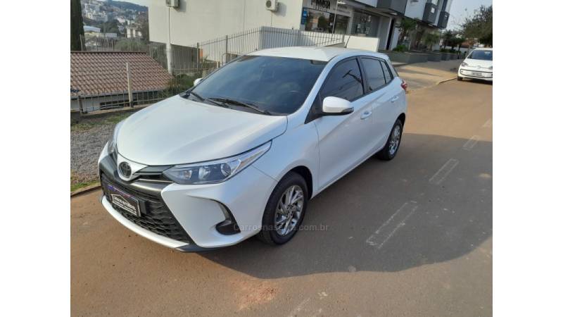 TOYOTA - YARIS - 2022/2023 - Branca - R$ 95.000,00