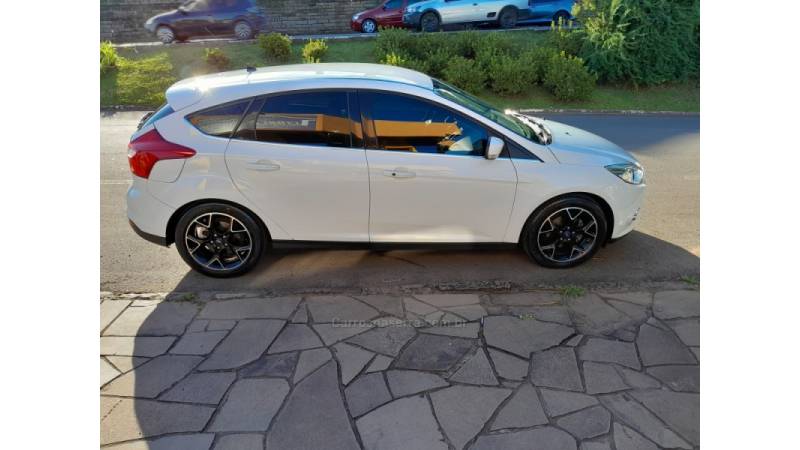 FORD - FOCUS - 2014/2015 - Branca - R$ 56.900,00