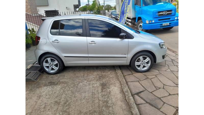 VOLKSWAGEN - FOX - 2011/2012 - Prata - R$ 30.900,00