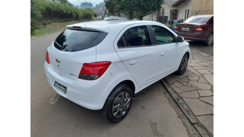 CHEVROLET - ONIX - 2014/2015 - Branca - R$ 49.500,00