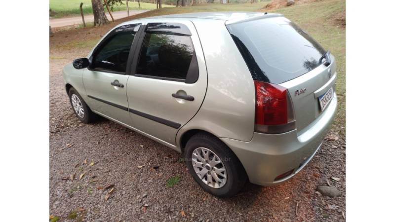 FIAT - PALIO - 2006/2007 - Verde - R$ 21.500,00