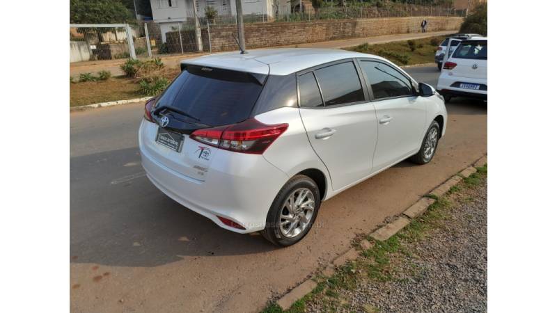 TOYOTA - YARIS - 2022/2023 - Branca - R$ 95.000,00