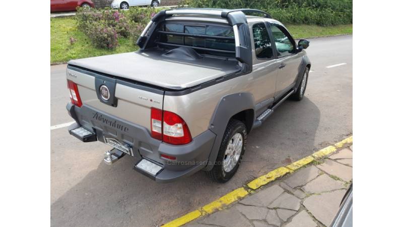 FIAT - STRADA - 2011/2012 - Bege - R$ 55.000,00